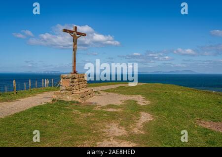 Cockermouth, Cumbria, England, UK - 04 mai 2019 : une croix sur la colline, avec des nuages au-dessus de lui et la mer d'Irlande dans l'arrière-plan Banque D'Images