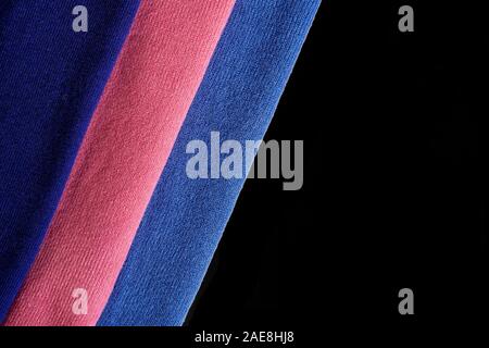 Les foulards multicolores close up sur un fond noir. Bandes de tissu. Banque D'Images