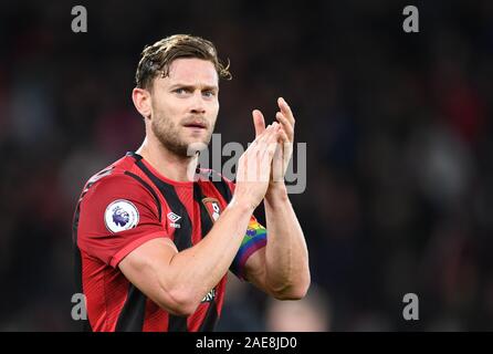 Stade de vitalité, Bournemouth, Dorset, UK. 7 Décembre, 2019. Premier League anglaise de football, de Bournemouth AFC contre Liverpool ; Simon Francis de Bournemouth reconnaît les fans après le match - strictement usage éditorial uniquement. Pas d'utilisation non autorisée avec l'audio, vidéo, données, listes de luminaire, club ou la Ligue de logos ou services 'live'. En ligne De-match utilisation limitée à 120 images, aucune émulation. Aucune utilisation de pari, de jeux ou d'un club ou la ligue/player Crédit : publications Plus Sport Action/Alamy Live News Banque D'Images