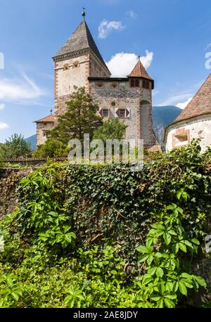 Castel Trostburg, un château médiéval et musée à Ponte Gardena (Weidbruck), le Tyrol du Sud, Italie. Banque D'Images