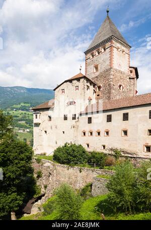 Castel Trostburg, un château médiéval et musée à Ponte Gardena (Weidbruck), le Tyrol du Sud, Italie. Banque D'Images