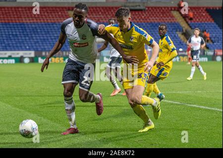 Stade de Bolton, Bolton, Royaume-Uni. 7 Décembre, 2019. Bolton Wanderers' Joe Dodoo écheveaux avec Wimbledon's Callum Reilly pendant le ciel parier Ligue 1 match entre Bolton Wanderers et l'AFC Wimbledon à l'Université de Bolton, Bolton Stadium le samedi 7 décembre 2019. (Crédit : Ian Charles | MI News) photographie peut uniquement être utilisé pour les journaux et/ou magazines fins éditoriales, licence requise pour l'usage commercial Crédit : MI News & Sport /Alamy Live News Banque D'Images