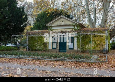 Vue avant de l'Nebbiensches Gartenhaus (Nebbien's Summerhouse). Monument historique, l'architecture classique. Situé à Francfort (Böckenheimer Park). Banque D'Images