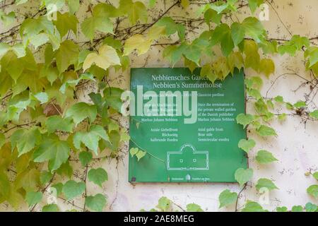 Plaque verte avec des informations sur la maison Nebbiensches Nebbien (Gartenhaus). Un pavillon classique construit autour de 1810. Banque D'Images