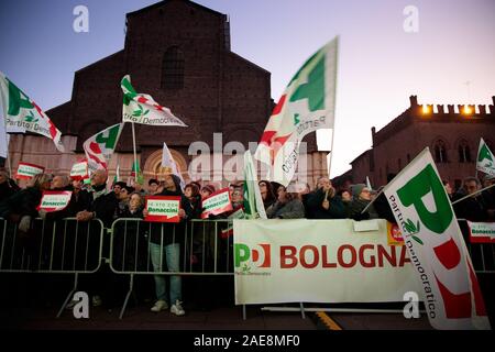 Bologne, Italie. 07 décembre 2019. Stefano Bonaccini, membre du Parti démocratique italien et président de région Emilie-Romagne, ouvre la campagne électorale avant les élections régionales en janvier sur la Piazza Maggiore, 07 décembre 2019 à Bologne, en Italie. Credit : Massimiliano Donati/Alamy Live News Banque D'Images