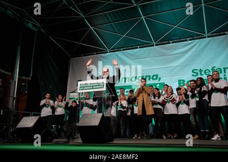 Bologne, Italie. 07 décembre 2019. Stefano Bonaccini, membre du Parti démocratique italien et président de région Emilie-Romagne, ouvre la campagne électorale avant les élections régionales en janvier sur la Piazza Maggiore, 07 décembre 2019 à Bologne, en Italie. Credit : Massimiliano Donati/Alamy Live News Banque D'Images