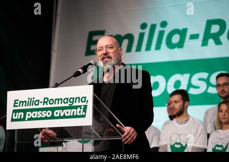 Bologne, Italie. 07 décembre 2019. Stefano Bonaccini, membre du Parti démocratique italien et président de région Emilie-Romagne, ouvre la campagne électorale avant les élections régionales en janvier sur la Piazza Maggiore, 07 décembre 2019 à Bologne, en Italie. Credit : Massimiliano Donati/Alamy Live News Banque D'Images