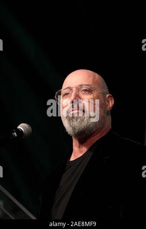 Bologne, Italie. 07 décembre 2019. Stefano Bonaccini, membre du Parti démocratique italien et président de région Emilie-Romagne, ouvre la campagne électorale avant les élections régionales en janvier sur la Piazza Maggiore, 07 décembre 2019 à Bologne, en Italie. Credit : Massimiliano Donati/Alamy Live News Banque D'Images