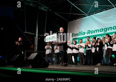 Bologne, Italie. 07 décembre 2019. Stefano Bonaccini, membre du Parti démocratique italien et président de région Emilie-Romagne, ouvre la campagne électorale avant les élections régionales en janvier sur la Piazza Maggiore, 07 décembre 2019 à Bologne, en Italie. Credit : Massimiliano Donati/Alamy Live News Banque D'Images