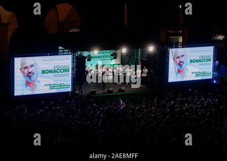 Bologne, Italie. 07 décembre 2019. Stefano Bonaccini, membre du Parti démocratique italien et président de région Emilie-Romagne, ouvre la campagne électorale avant les élections régionales en janvier sur la Piazza Maggiore, 07 décembre 2019 à Bologne, en Italie. Credit : Massimiliano Donati/Alamy Live News Banque D'Images