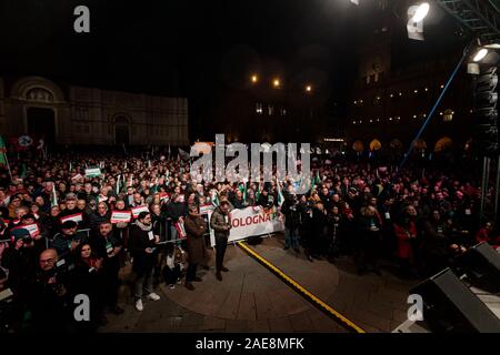 Bologne, Italie. 07 décembre 2019. Stefano Bonaccini, membre du Parti démocratique italien et président de région Emilie-Romagne, ouvre la campagne électorale avant les élections régionales en janvier sur la Piazza Maggiore, 07 décembre 2019 à Bologne, en Italie. Credit : Massimiliano Donati/Alamy Live News Banque D'Images