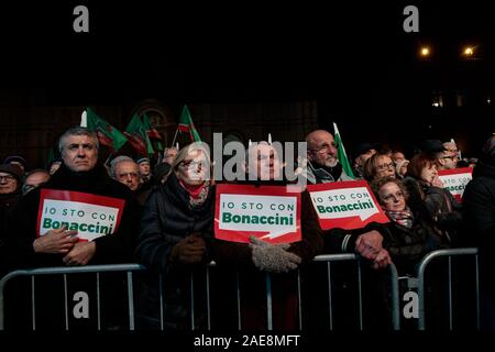 Bologne, Italie. 07 décembre 2019. Stefano Bonaccini, membre du Parti démocratique italien et président de région Emilie-Romagne, ouvre la campagne électorale avant les élections régionales en janvier sur la Piazza Maggiore, 07 décembre 2019 à Bologne, en Italie. Credit : Massimiliano Donati/Alamy Live News Banque D'Images