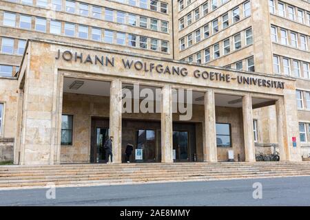 Vue rapprochée sur l'entrée de la Johann Wolfgang Goethe-Universität (université). Situé dans le soi-disant I. G.-Farben-Haus. Banque D'Images