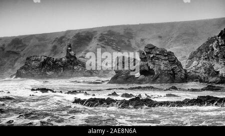 Les rochers et les vagues à Cove, East Lothian Banque D'Images