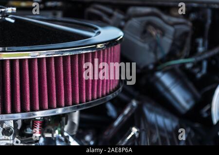 Une capture d'un plaqués chrome de l'air d'admission d'air / fiilter à partir d'un hot rod moteur. Les filtres à air sont faits de matériaux poreux ou fibreux qui dépose Banque D'Images