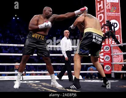 Dillian Whyte (à gauche) en action contre Mariusz Wach dans leurs concours Heavyweight à l'Aréna de Diriyah, Diriyah, l'Arabie Saoudite. Banque D'Images