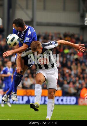 25 septembre 2010 - football Premier League - West Brom Albion Vs Bolton - James Morrison est souillée par l'ancien joueur de West Brom Paul Robinson. Photographe : Paul Roberts / OneUpTop/Alamy. Banque D'Images