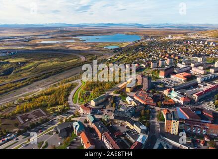 Vue aérienne été ensoleillé de Kiruna, la ville le plus au nord de la Suède, province de Laponie, comté de Norrbotten, photo shot de drone Banque D'Images