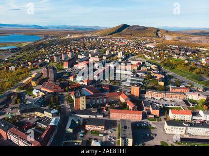 Vue aérienne été ensoleillé de Kiruna, la ville le plus au nord de la Suède, province de Laponie, comté de Norrbotten, photo shot de drone Banque D'Images