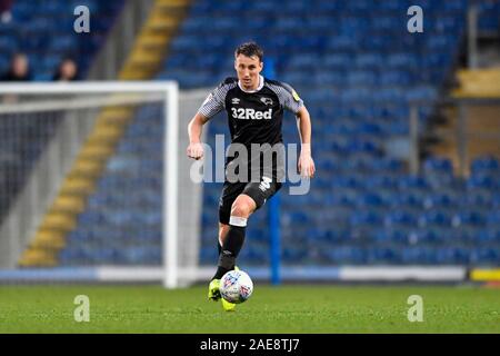 7 décembre 2019, Ewood Park, Blackburn, Angleterre ; Sky Bet Championship, les Blackburn Rovers v Derby County : Craig Forsyth (3) de Derby County avec la balle Crédit : Simon Whitehead/News Images Banque D'Images