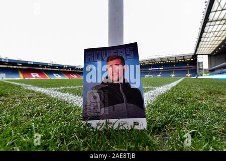 7 décembre 2019, Ewood Park, Blackburn, Angleterre ; Sky Bet Championship, les Blackburn Rovers v Derby County : le programme de la journée appuyé contre le poteau de coin à Ewood Park Crédit : Simon Whitehead/News Images Banque D'Images