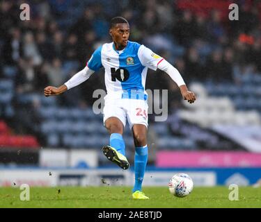 7 décembre 2019, Ewood Park, Blackburn, Angleterre ; Sky Bet Championship, les Blackburn Rovers v Derby County : Tosin Adarabioyo (24) de Blackburn Rovers passe le ballon Crédit : Simon Whitehead/News Images Banque D'Images