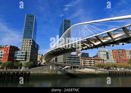 Pont Zubizuri, Bilbao, Province de Biscaye, Espagne Banque D'Images