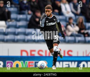 7 décembre 2019, Ewood Park, Blackburn, Angleterre ; Sky Bet Championship, les Blackburn Rovers v Derby County : Jayden Bogle (37) de Derby County court en avant avec le ballon Crédit : Simon Whitehead/News Images Banque D'Images