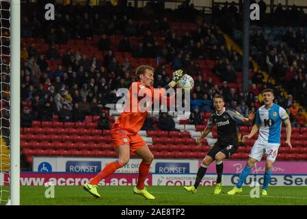 7 décembre 2019, Ewood Park, Blackburn, Angleterre ; Sky Bet Championship, les Blackburn Rovers v Derby County : Christian Walton (1) de Blackburn Rovers attrape la balle Crédit : Simon Whitehead/News Images Banque D'Images