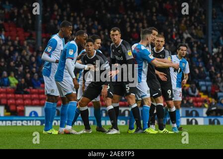 7 décembre 2019, Ewood Park, Blackburn, Angleterre ; Sky Bet Championship, les Blackburn Rovers v Derby County : Les joueurs jouent des coudes pour la position avant qu'un Derby County corner Crédit : Simon Whitehead/News Images Banque D'Images