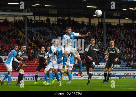 7 décembre 2019, Ewood Park, Blackburn, Angleterre ; Sky Bet Championship, les Blackburn Rovers v Derby County : Corry Evans (29) Blackburn Rovers de la tête de la ball Crédit : Claire Simon Whitehead/News Images Banque D'Images