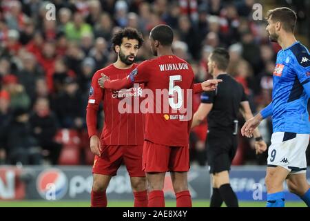 27 novembre 2019, Anfield, Liverpool, Angleterre ; Ligue des Champions, Liverpool Georginio Wijnaldum v Napoli : (5) de Liverpool des entretiens avec Mohamed Salah (11) de Liverpool Crédit : Mark Cosgrove/News Images Banque D'Images