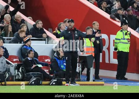 27 novembre 2019, Anfield, Liverpool, Angleterre ; Ligue des Champions, Liverpool v Napoli : Manager de Liverpool, Jurgen Klopp réagit à la décision de l'arbitre Crédit : Mark Cosgrove/News Images Banque D'Images