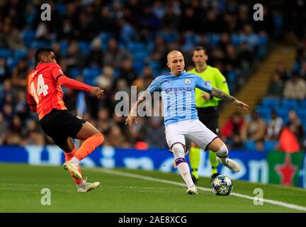 26 novembre 2019, stade Etihad, Manchester, Angleterre ; Ligue des Champions, Manchester City v FC Shakhtar Donetsk : Angelino (12) de Manchester City passe le ballon Crédit : Conor Molloy/News Images Banque D'Images