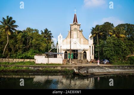 Chavara, Kerala, Inde - 17 novembre 2017 : Velankanni Matha église sur la rivière de la voie navigable entre kollam kottapuram palmiers tropicaux Banque D'Images