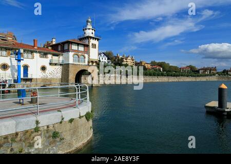 Arriluze Lighthouse & poste de garde-côte, Getxo,Bilbao Ville, Province de Biscaye, Espagne Banque D'Images