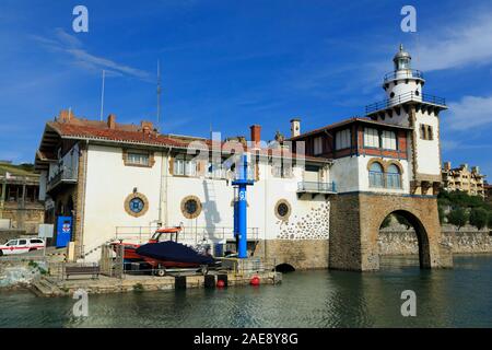 Arriluze Lighthouse & poste de garde-côte, Getxo,Bilbao Ville, Province de Biscaye, Espagne Banque D'Images