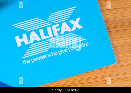 Londres, UK - 3 décembre 2019 : Close-up de la banque Halifax, le logo représenté sur une brochure d'information. Banque D'Images