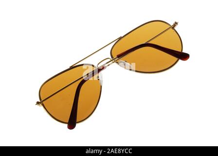 Vue arrière d'une paire de lunettes plié isolé sur fond blanc. Banque D'Images