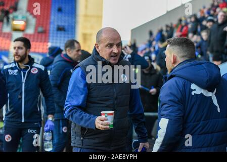 30 novembre 2019, DW Stadium, Wigan, Angleterre ; Sky Bet Championship, Wigan Athletic v Lecture : Wigan Athletic Manager, Paul Cook entre dans le creusé hors Crédit : Simon Whitehead/News Images Banque D'Images