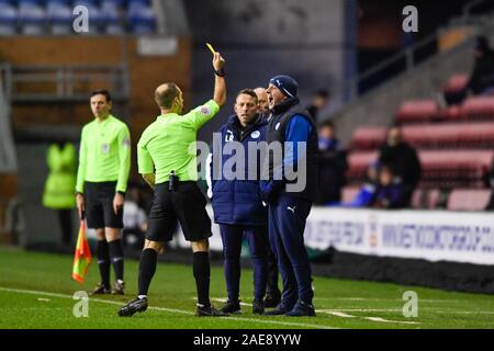 30 novembre 2019, DW Stadium, Wigan, Angleterre ; Sky Bet Championship, Wigan Athletic v Lecture : Wigan Athletic Manager, Paul Cook rit à l'arbitre comme il est montré une carte jaune Crédit : Simon Whitehead/News Images Banque D'Images