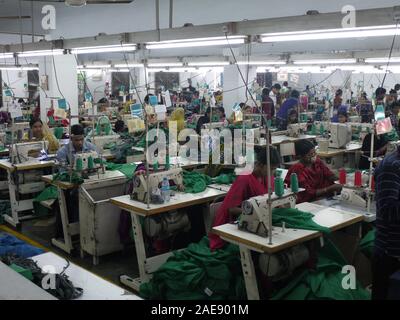 Des travailleurs du secteur du vêtement au Bangladesh à l'intérieur d'une usine à Dhaka Banque D'Images