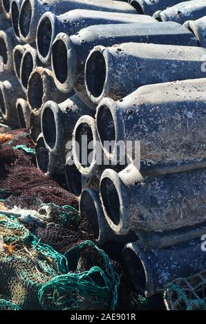 Pots utilisés dans la pêche artisanale et la seiche poulpe, Vila Real de Santo Antonio do, Algarve, Portugal Banque D'Images