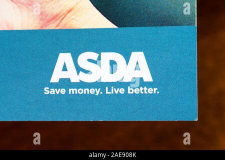 Londres, UK - 3 décembre 2019 : le supermarché Asda, le logo représenté sur une brochure d'information. ASDA est un supermarché britannique. Banque D'Images