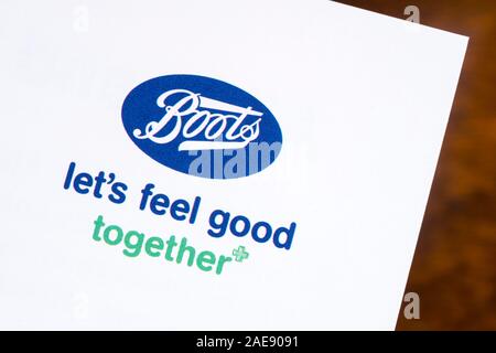 Londres, UK - 3 décembre 2019 : Close-up of the Boots company logo, représenté sur une notice. Banque D'Images