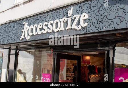 Chichester, West Sussex, UK, 07 décembre 2019, Accessorize Shop une chaîne de magasins de vêtements partie de la Mousson Groupe. Banque D'Images