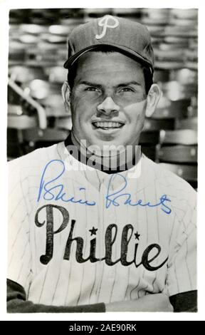 Autographiée Vintage souvenir en noir et blanc de Philadelphia Phillies pitcher star Robin Roberts circa 1950. Banque D'Images