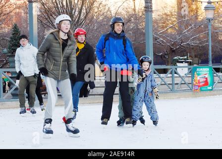 Stockholm, Suède - 30 novembre 2019 : le patin à glace à l'Kungstradgarden park public patinoire. Banque D'Images