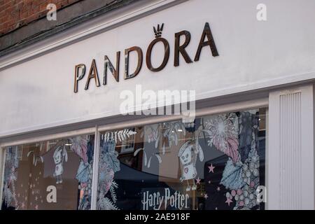 Chichester, West Sussex, UK, 07 décembre 2019, Pandora Store dans la grande rue commerçante populaire de Chichester. Banque D'Images