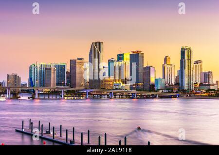 Miami, Floride, USA skyline sur Bisayne Bay au crépuscule. Banque D'Images